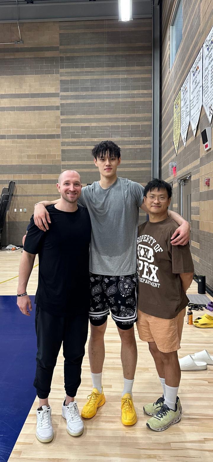 训练师：曾凡博2米11&amp;amp;如此能投！网媒：凡博可能获得篮网双向合同