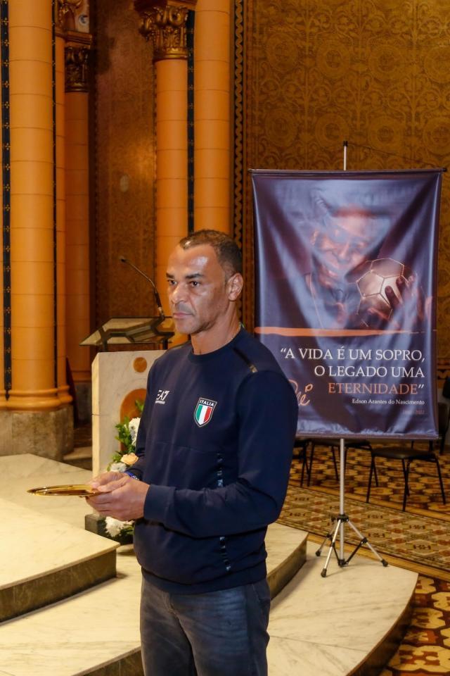 1673338234768034649.jpg cafu-participa-da-missa-de-setimo-dia-do-pele.jpg