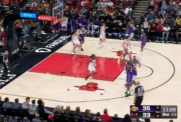 开云体育app官网-詹姆斯接球三分也投进，目前8中6、三分1中1得到13分3篮板