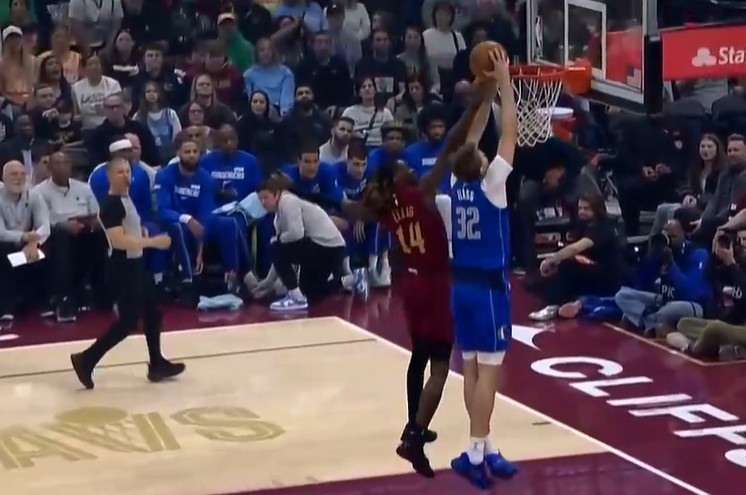 开云体育app-弗拉格快下试图扣篮被犯规依然2+0 防守悍将埃利斯开场1分多钟2犯