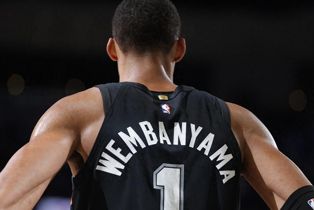 文班你太狠了，仅用8分钟，就达成80年NBA独一无二纪录，冲击MVP|公牛|文班亚马|马刺|圣安东尼奥马刺队|NBA常规赛_新浪体育_新浪新闻